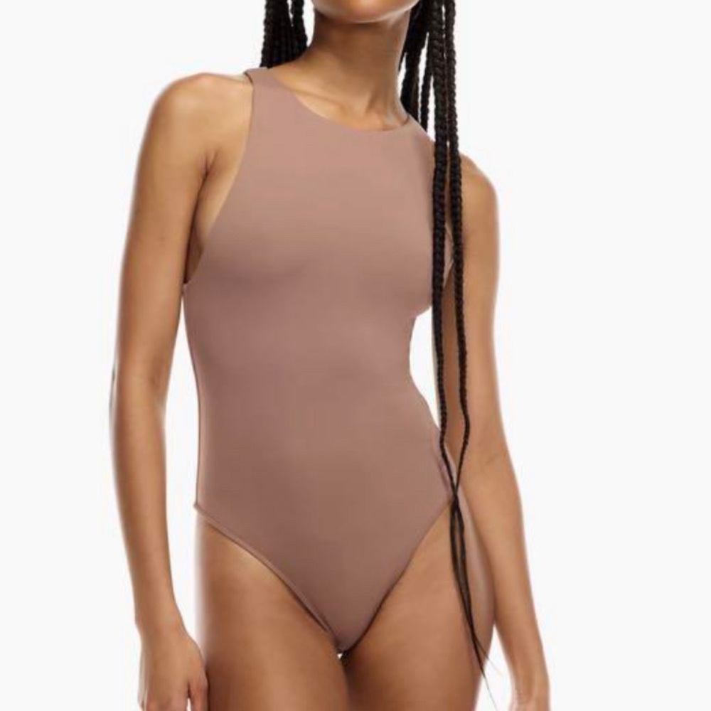 Aritzia Babaton
CONTOUR '90S BODYSUIT
Item no: 78035 Color: CLAY